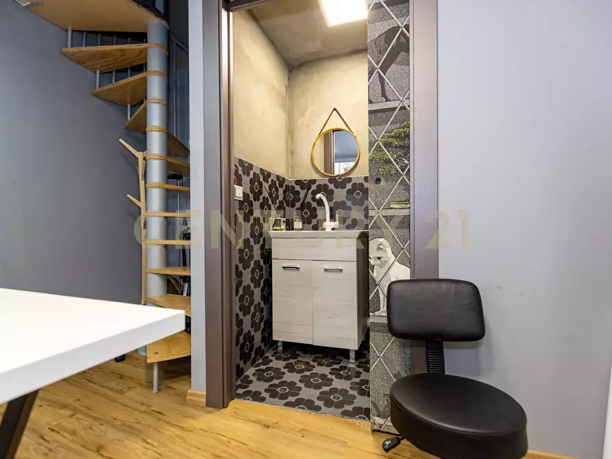 Immagine 27 di Locale commerciale in vendita  in Largo Rosolino Pilo 6 a Catania