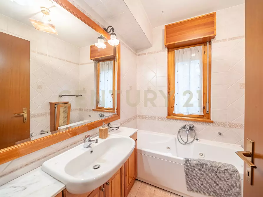 Immagine 17 di Quadrilocale in vendita  in Via Vittorio Valletta 8 a Roma