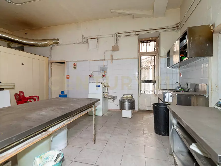 Immagine 30 di Locale commerciale in vendita  in Via Giacomo Leopardi 127 a Catania