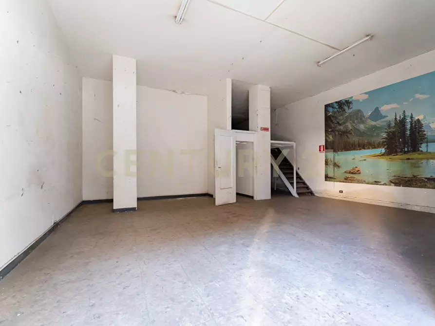 Immagine 3 di Locale commerciale in vendita  in Via Bronte 2 a Catania