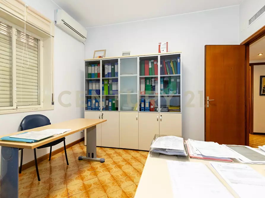 Immagine 25 di Pentalocale in vendita  in Via Grazia Deledda 2 a Catania