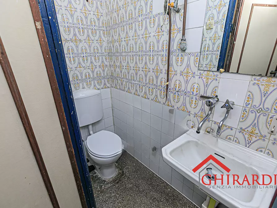 Immagine 31 di Attività commerciale in vendita  in VICO CAMPETTO 3/5 R a Genova