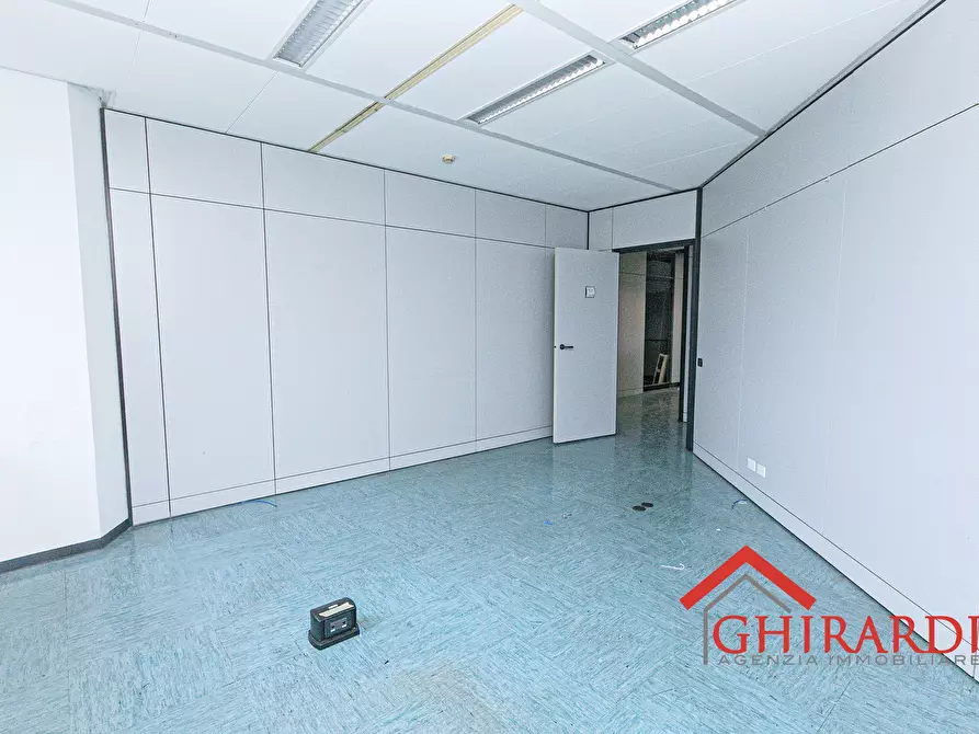 Immagine 15 di Ufficio in affitto  in VIA DE MARINI 1 a Genova