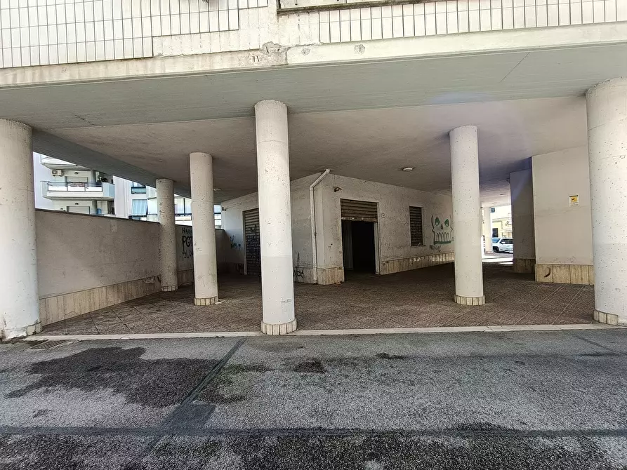 Immagine 3 di Locale commerciale in vendita  a Nettuno