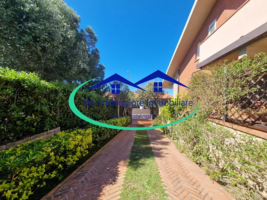 Immagine 21 di Villa in vendita  a Livorno