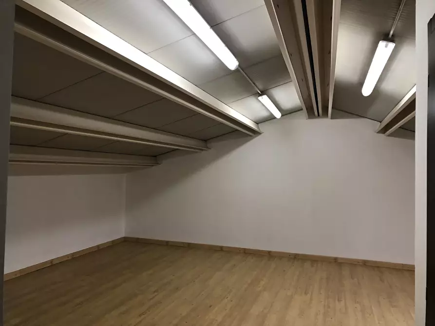 Immagine 28 di Attività artigianale in vendita  a Parma