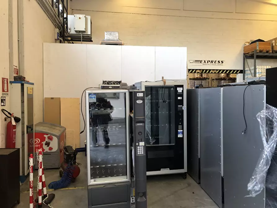 Immagine 10 di Capannone industriale in affitto  a Parma