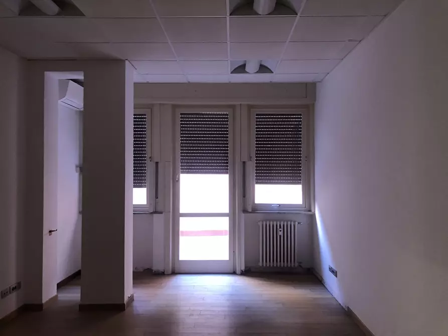 Immagine 10 di Ufficio in affitto  a Parma