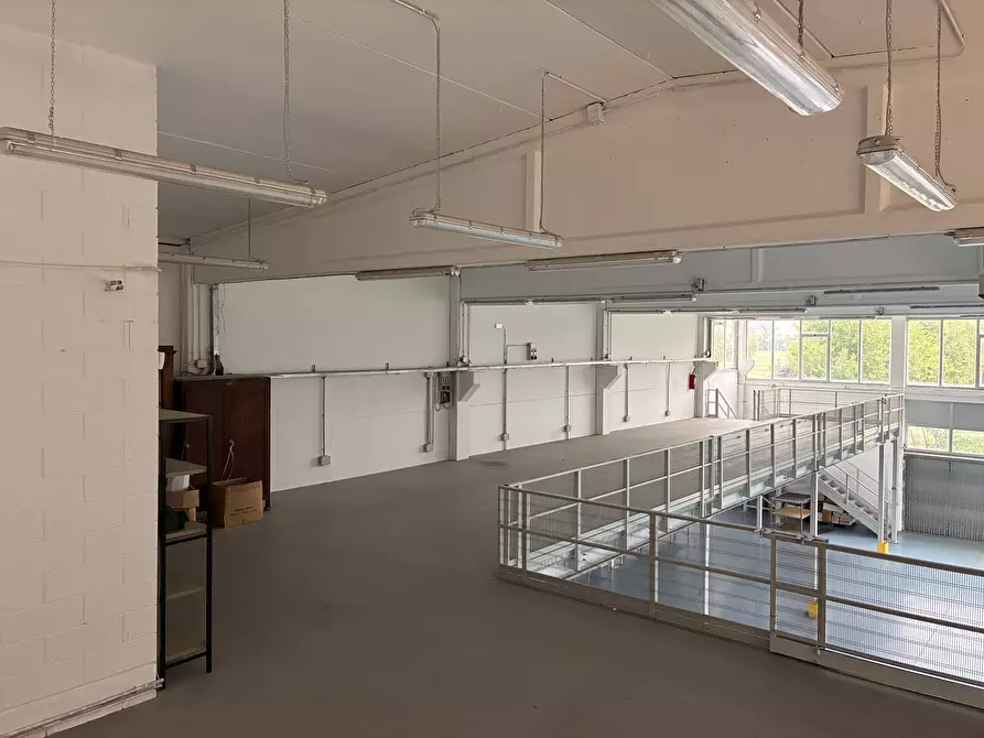 Immagine 13 di Attività artigianale in affitto  a Parma