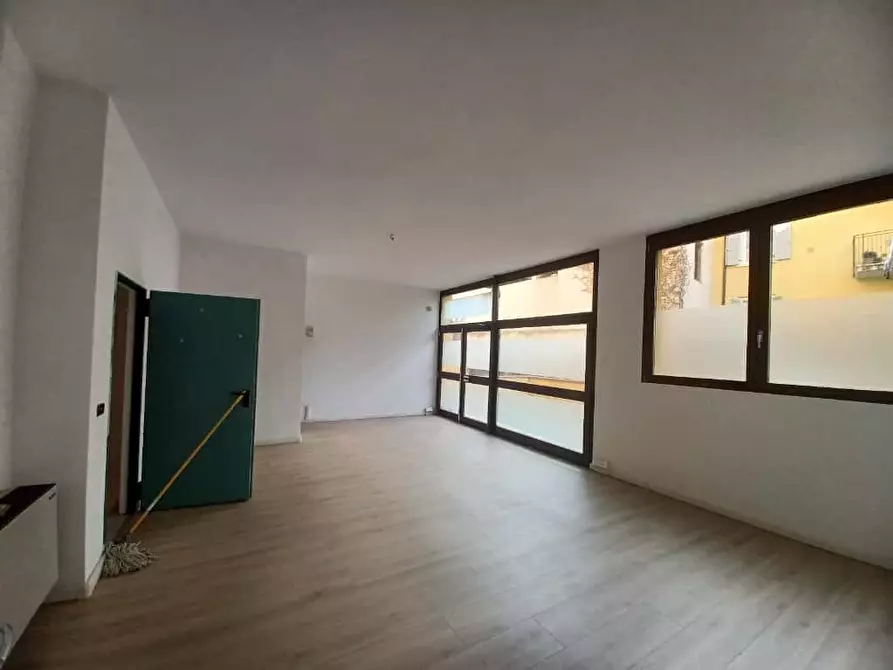 Immagine 8 di Locale commerciale in affitto  a Trento