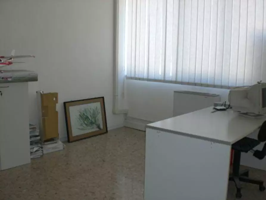 Immagine 10 di Locale commerciale in vendita  in VIA DEL COMMERCIO a Ancona