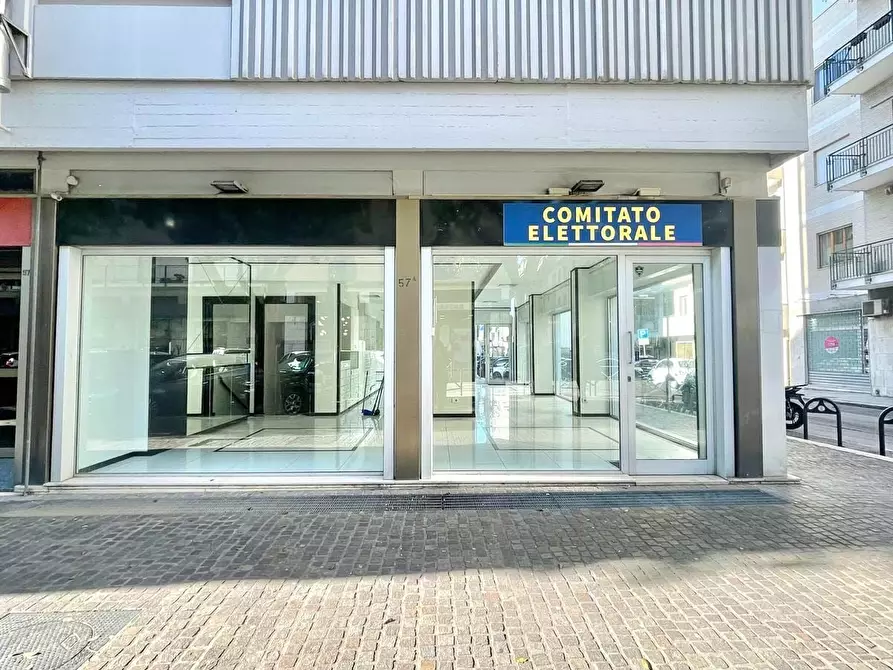 Immagine 5 di Locale commerciale in affitto  in Via M. Renato Imbriani 57 a Lecce