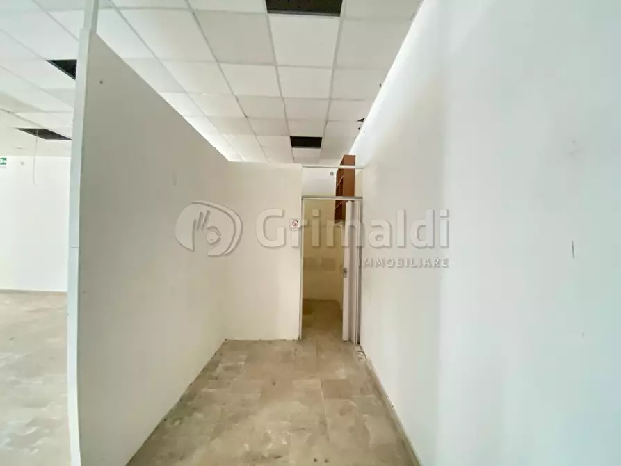 Immagine 9 di Locale commerciale in affitto  a Giugliano In Campania