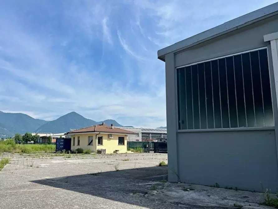 Immagine 10 di Attività artigianale in vendita  a Erba