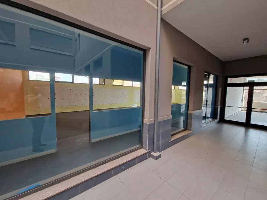 Immagine 7 di Locale commerciale in vendita  in Via Adolfo Celi 183 a Messina