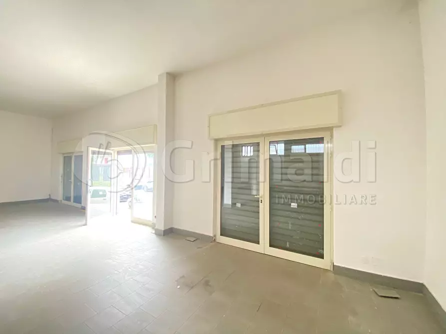 Immagine 1 di Locale commerciale in affitto  a Giugliano In Campania