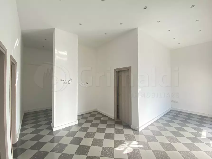 Immagine 6 di Locale commerciale in vendita  a Giugliano In Campania