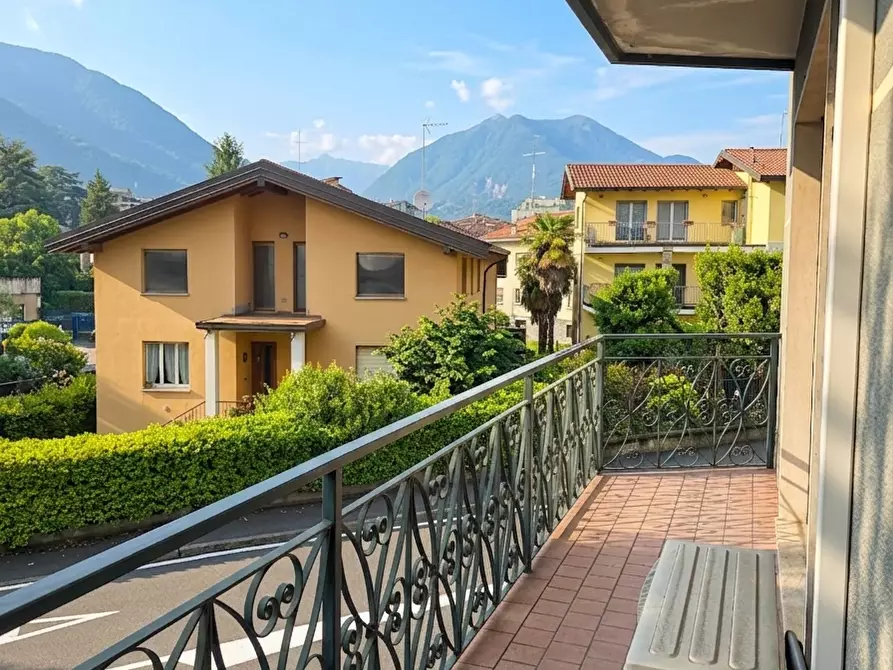 Immagine 1 di Trilocale in vendita  in Via Giacomo Leopardi 16 a Erba