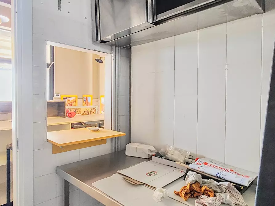 Immagine 17 di Attività commerciale in vendita  in Viale Giacomo Matteotti 117 a Nettuno