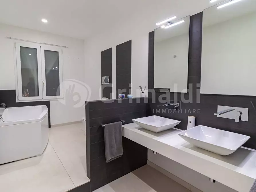 Immagine 10 di Appartamento in vendita  in Via Don Lorenzo Milani 4 a Noto