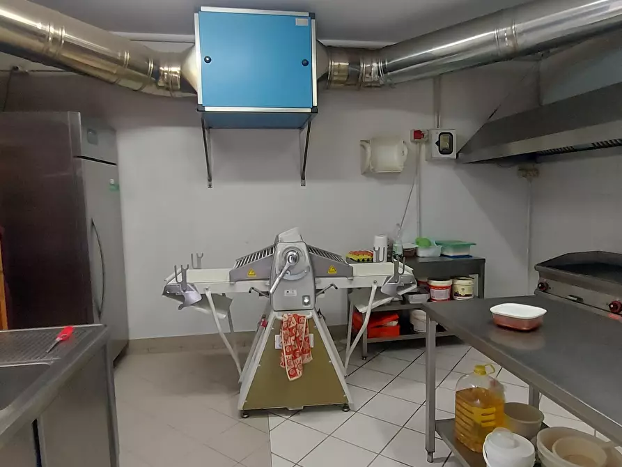 Immagine 38 di Locale commerciale in vendita  in Viale Porta Pia 5 a Brindisi