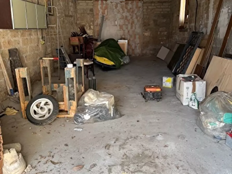 Immagine 18 di Magazzino in vendita  in Viale Guglielmo Marconi 229 a Anzio