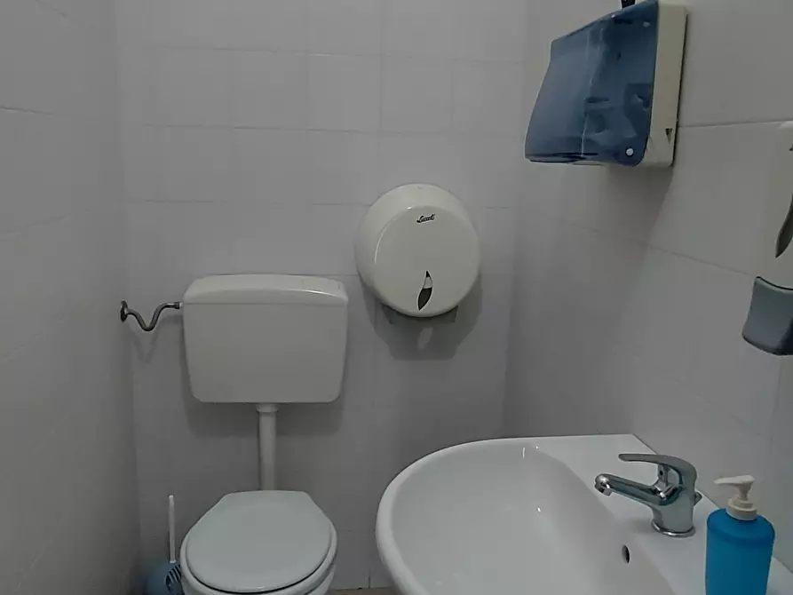 Immagine 57 di Locale commerciale in vendita  in Viale Porta Pia 5 a Brindisi