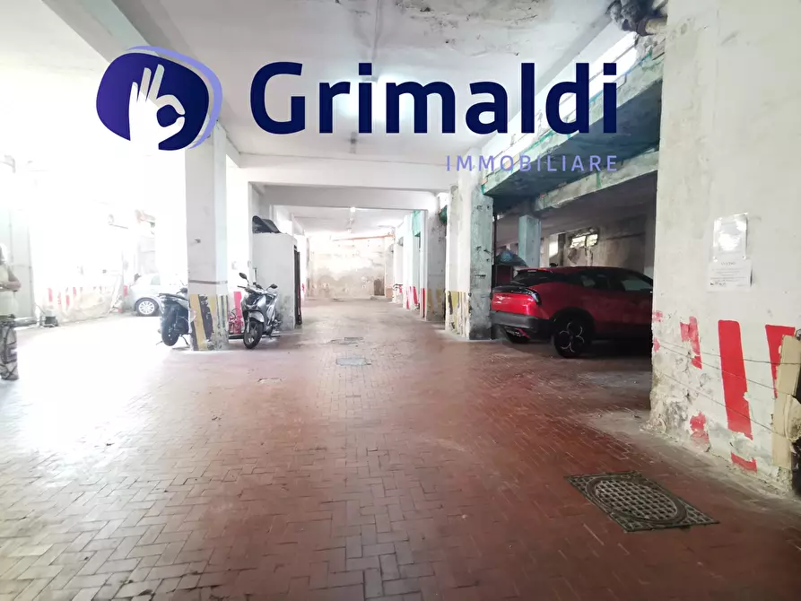 Immagine 1 di Garage in vendita  a Napoli