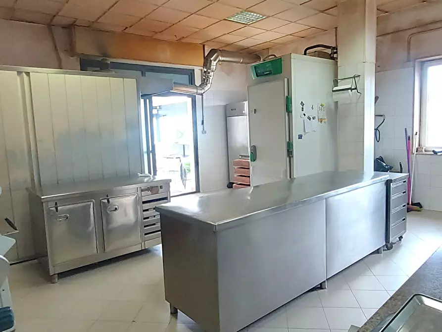 Immagine 15 di Locale commerciale in vendita  in Viale Porta Pia 5 a Brindisi