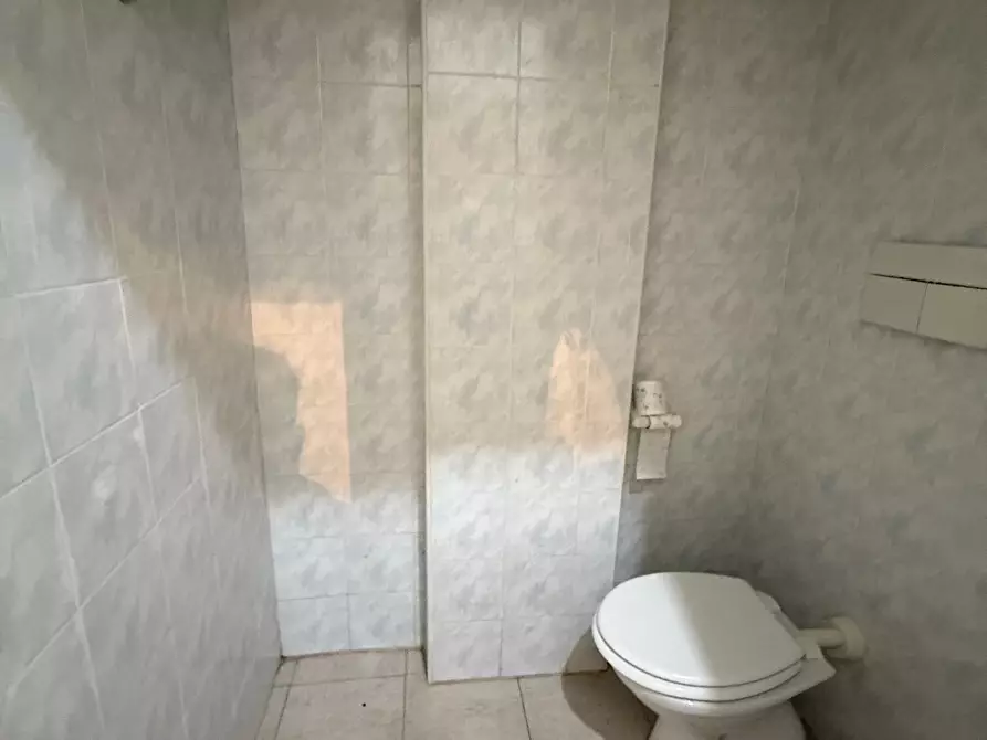 Immagine 15 di Locale commerciale in vendita  in Via Santa Maria 160 a Nettuno