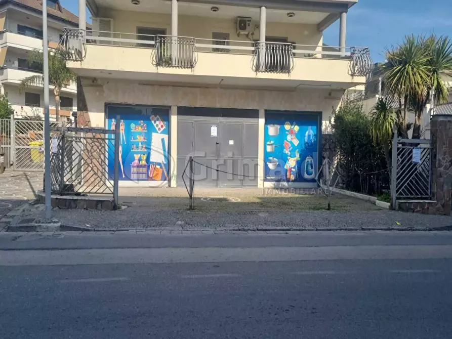 Immagine 11 di Locale commerciale in affitto  a Giugliano In Campania