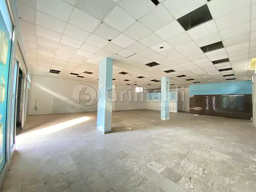 Immagine 6 di Locale commerciale in affitto  a Giugliano In Campania