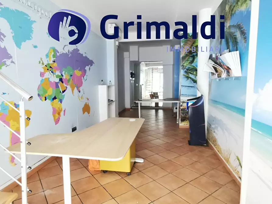 Immagine 6 di Locale commerciale in affitto  a Napoli