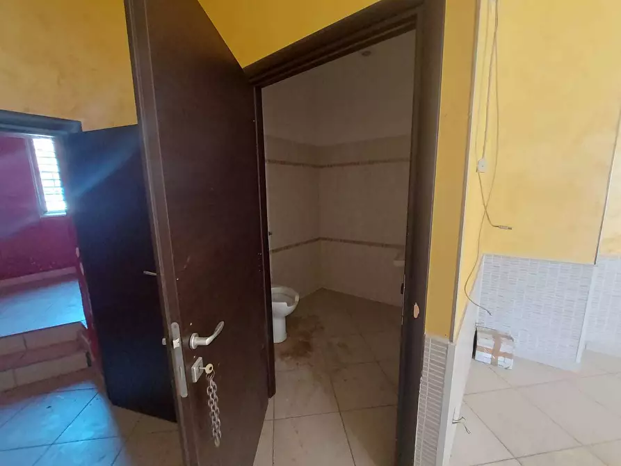 Immagine 4 di Locale commerciale in vendita  in Via Pietro Bembo 2 a Roma