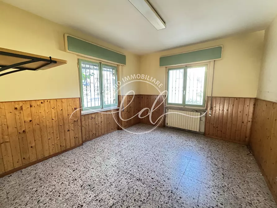 Immagine 20 di Locale commerciale in vendita  a Montignoso