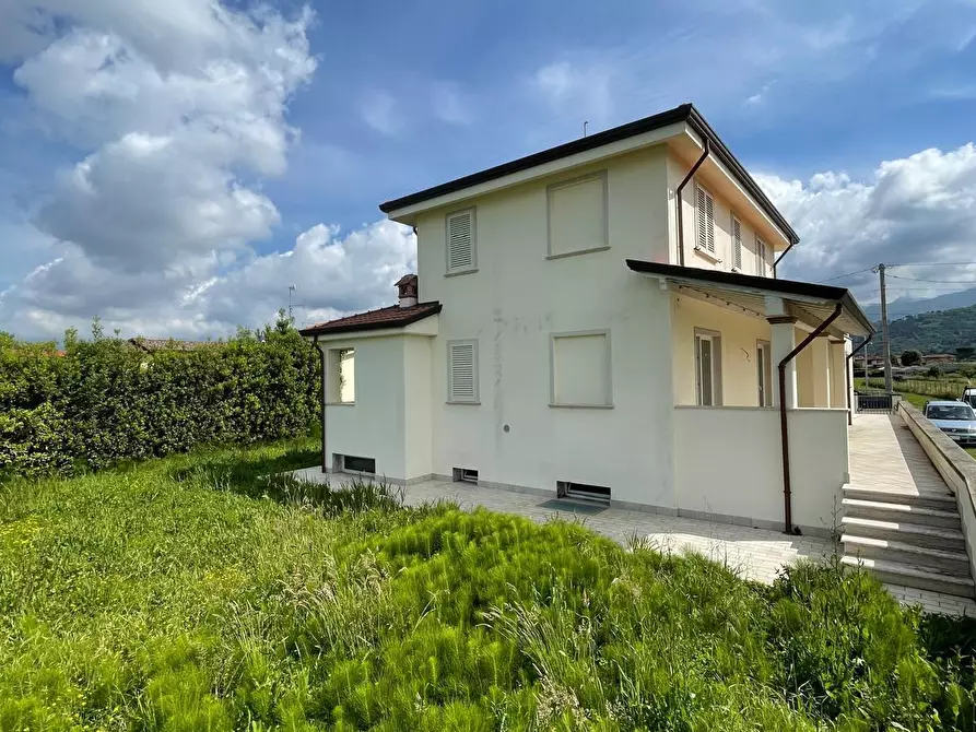 Immagine 1 di Villa in vendita  a Camaiore