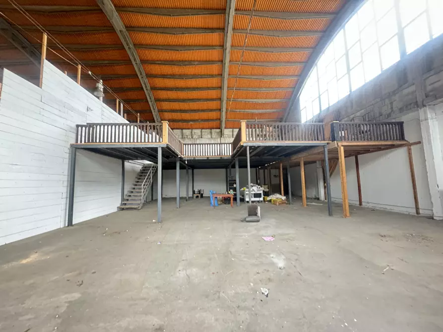 Immagine 2 di Magazzino in affitto  a Pietrasanta