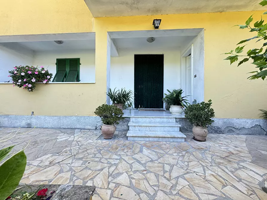 Immagine 60 di Porzione di casa in vendita  a Massa