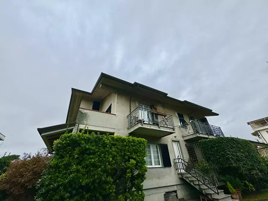 Immagine 3 di Porzione di casa in vendita  a Massa