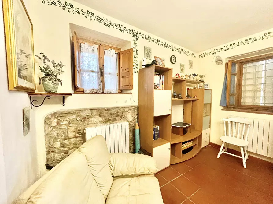 Immagine 68 di Porzione di casa in vendita  a Massarosa