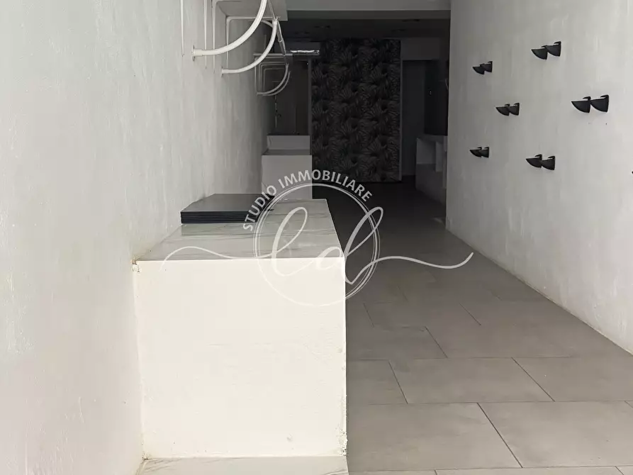 Immagine 1 di Capannone industriale in affitto  a Pietrasanta