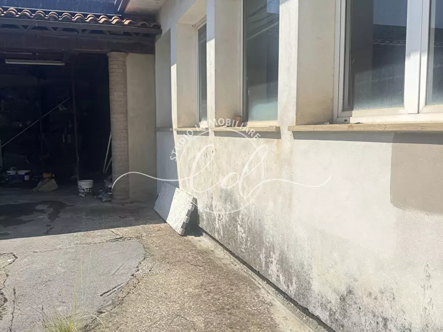 Immagine 31 di Attività artigianale in affitto  a Pietrasanta