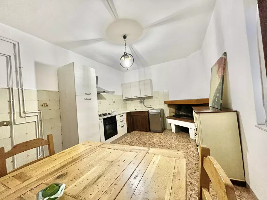 Immagine 11 di Trilocale in affitto  a Pietrasanta