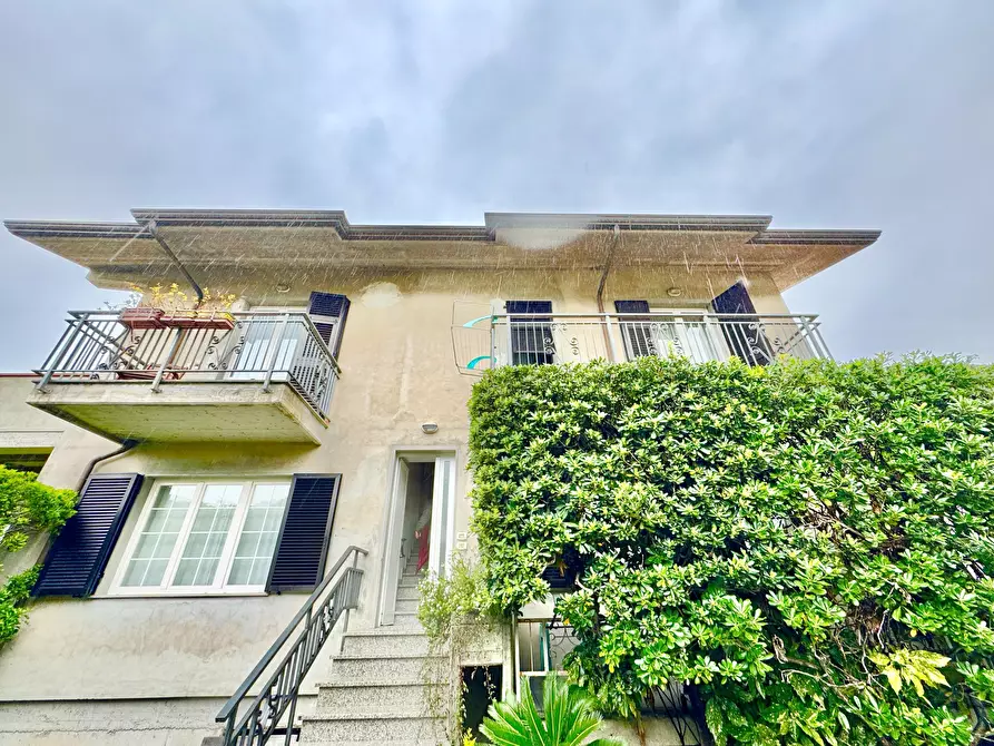 Immagine 4 di Porzione di casa in vendita  a Massa