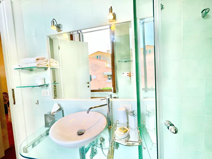 Immagine 38 di Trilocale in affitto  a Pietrasanta