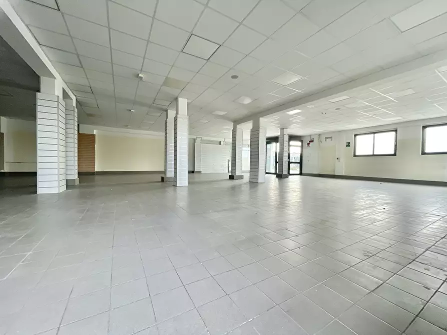 Immagine 3 di Locale commerciale in affitto  a Pietrasanta