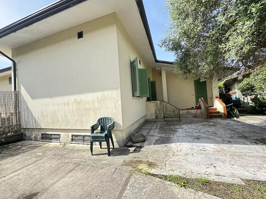 Immagine 1 di Porzione di casa in vendita  a Pietrasanta