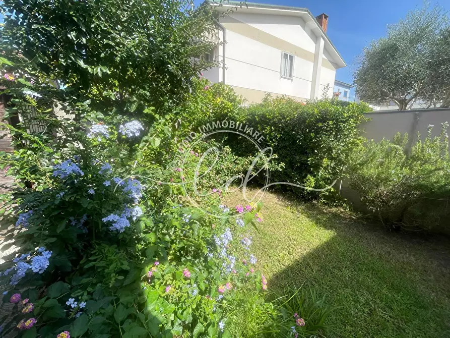 Immagine 34 di Porzione di casa in affitto  a Viareggio