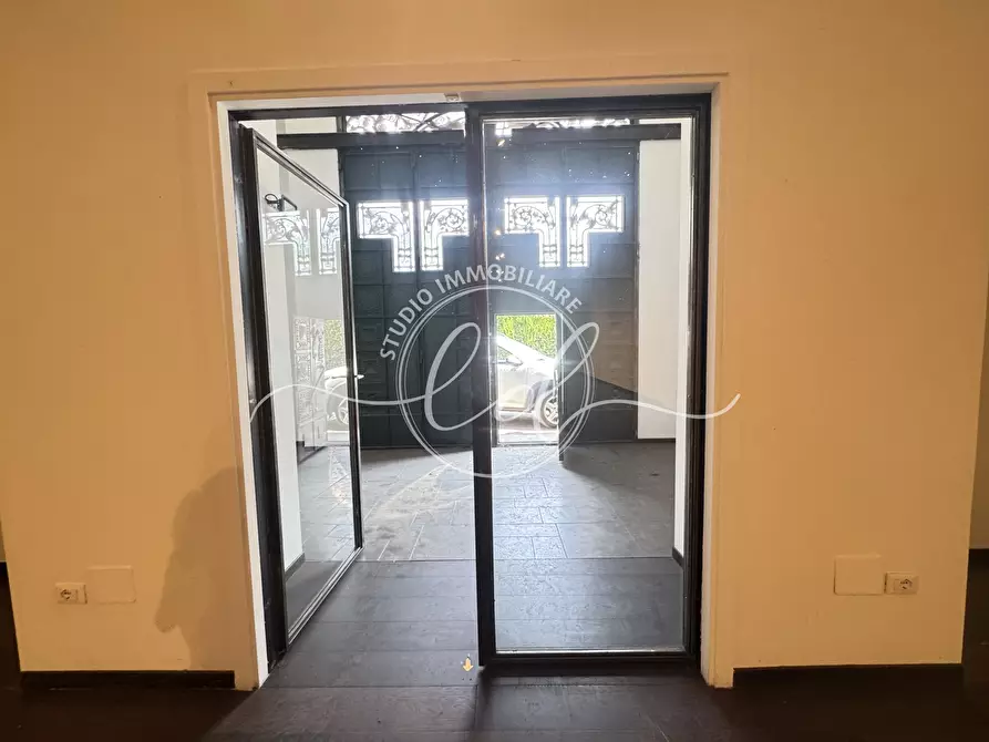 Immagine 15 di Capannone industriale in affitto  a Pietrasanta