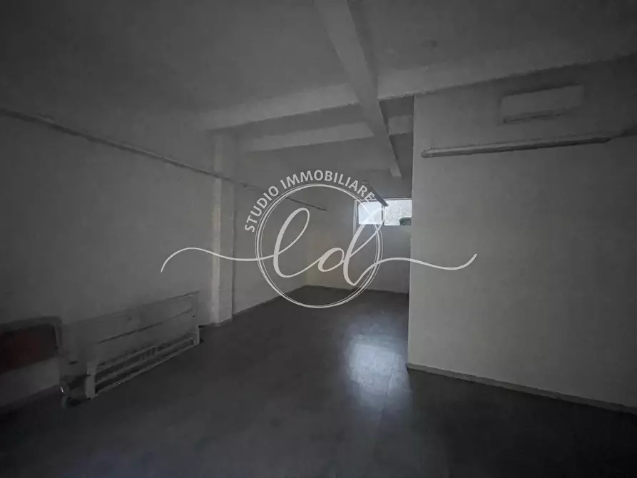 Immagine 4 di Capannone industriale in affitto  a Pietrasanta